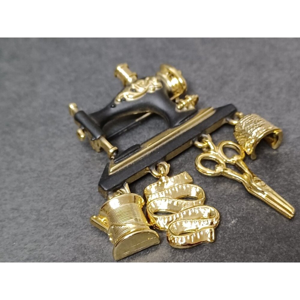 Vintage Danecraft Black/Gold Sewing Machine Brooch/Pin With Charms - Picture 3 of 11